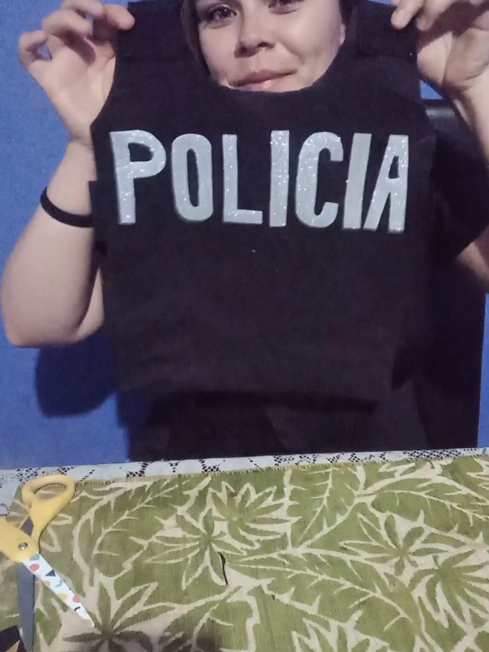 Arriba las manos 👮🏼‍♂️🚔😍🤩 espero les sirva la idea 🥰 #police #materialreciclado  #mamátiktoker #guarderia #tarea #policiamaterialreciclado 