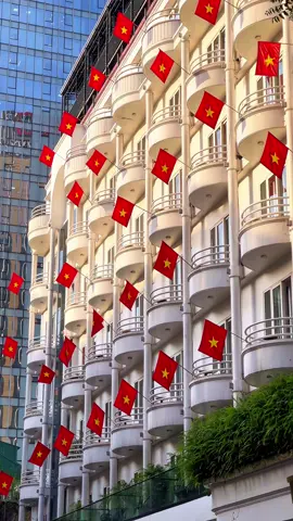 Góc phố quen thuộc cũng đã rợp Cờ Đỏ Sao Vàng, sao mà yêu thế này. #travel #tiktoktravel #dulichvietnam #hanoi #codosaovang #giaiphongmiennam #thongnhatdatnuoc #tuynhadi 