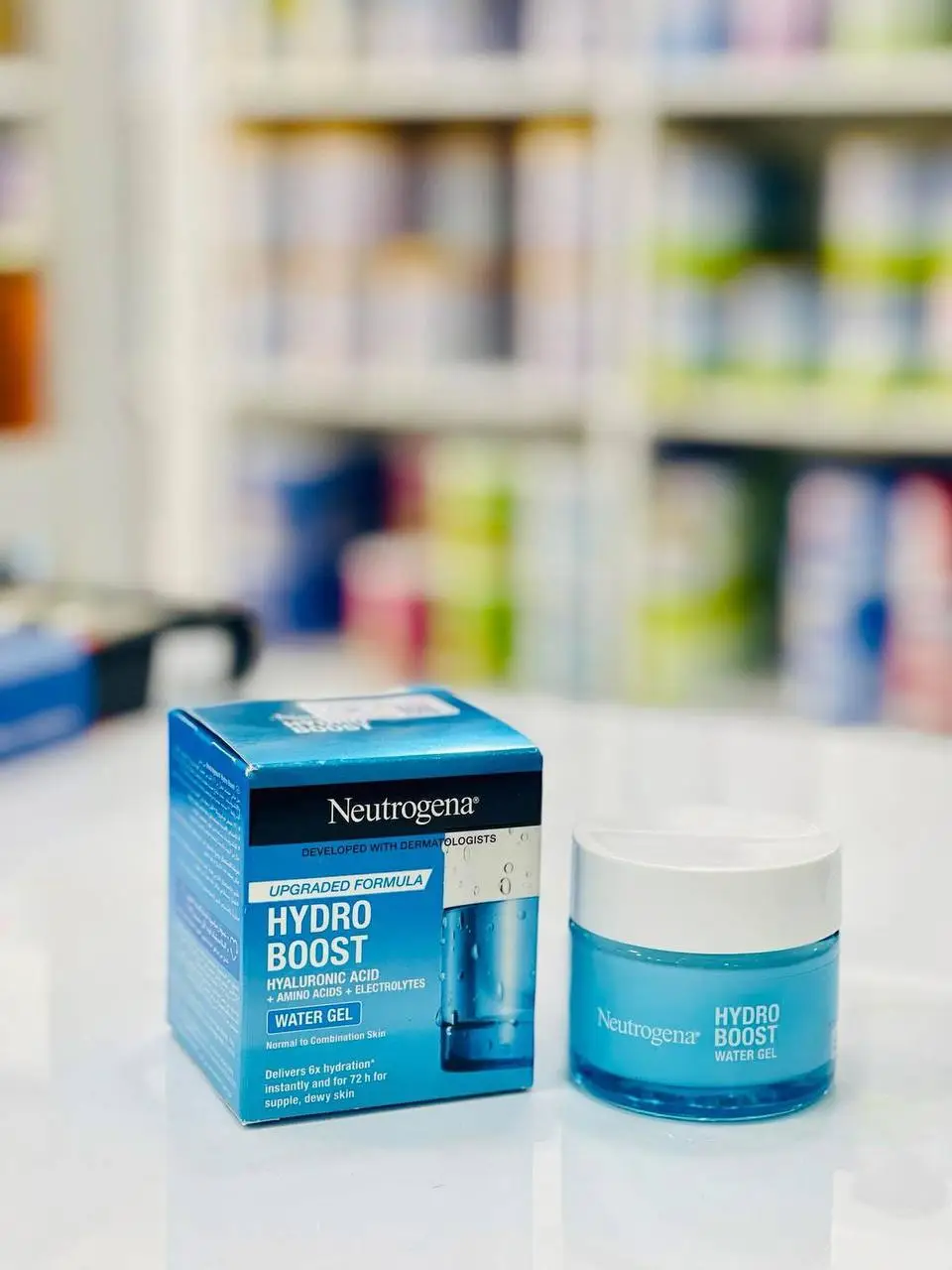 Neutrogena hydro boost (Water gel) 💙 مرطب نيتروجينا هيدور بوست جل مائي    💙 غني بالترطيب العميق وتمتصه البشرة بسرعة ويعطي نضارة ولمعان للبشرة. 💙يحتوي كريم مرطب نيتروجينا على مجموعة كبيرة من العناصر و الأحماض التي تساعد على ترطيب البشرة .  مميزاته :- ✔️الكريم يتناسب مع جميع أنواع البشرة منها الحساسة. ✔️الكريم يحتوي على مجموعة من الفيتامينات الهامة للبشرة والتي تعمل على تغذيتها. ✔️عباره عن جل مائي فهو خفيف جداً على الجلد وسريع الإمتصاص. ✔️يمنع ظهور حب الشباب لكونه منظف جيد ولا يسبب سد المسام الموجودة بالبشرة. ✔️يستمر تأثير الترطيب على البشرة لساعات طويلة حيثُ تصبح بشرتك ندية ومنتعشة طوال اليوم . ✔️يمكنكِ وضع المكياج بعد إستخدام المرطب ويعطى نتائج رائعة لأنه يعمل بمثابة التثبيت للميكب . ✨ يتم استخدامه مرتين كل يوم