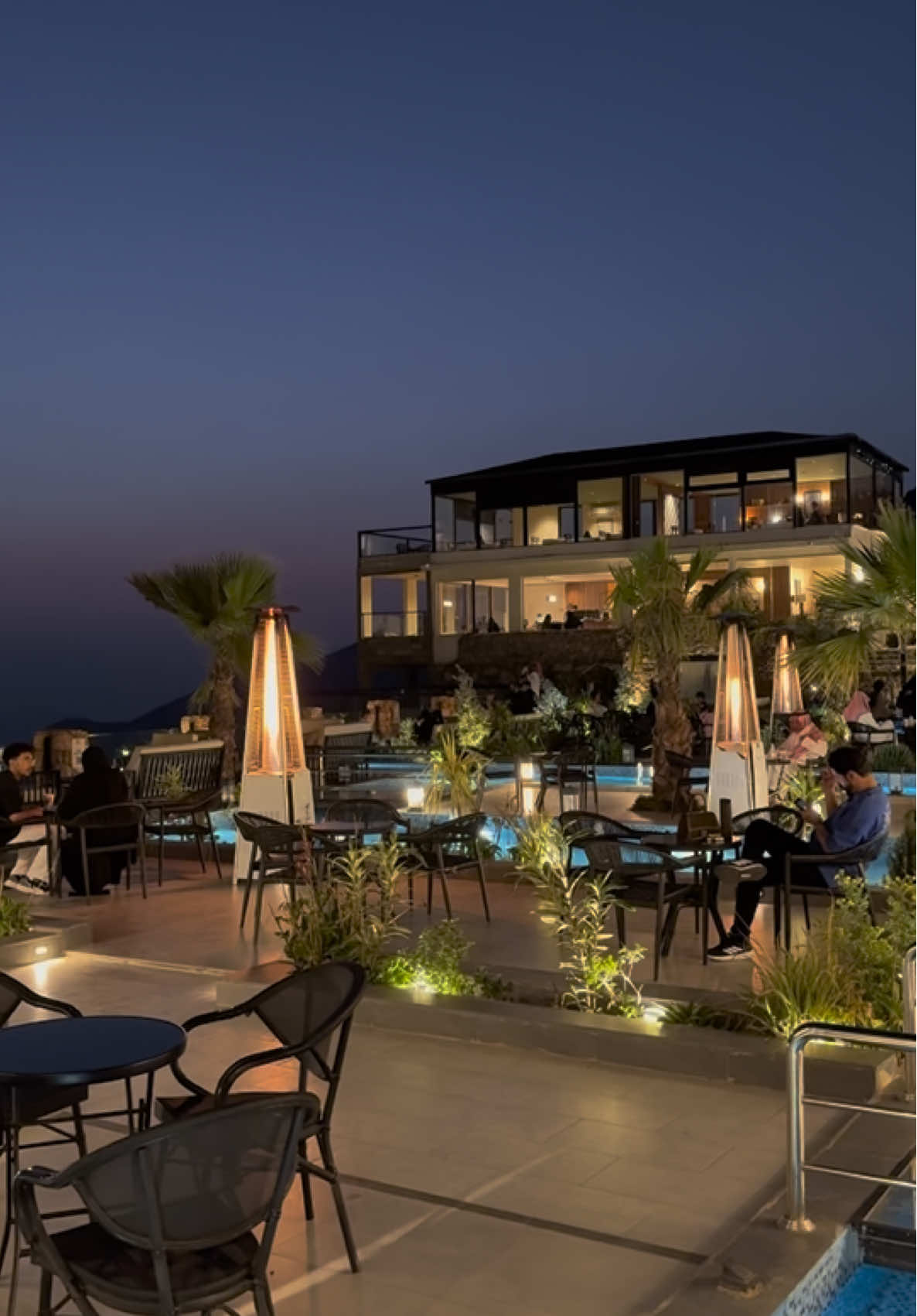 اجمل مكان للهواجيس بالشفا ♥️. @كوفي بن فاضل ڤيو ⛰️  . . #هواجيس #هواجيس_الليل #بن_فاضل_كافيه #بن_فاضل #بن_فاضل_الشفا #قمرا #الشفاء_الطائف #الشفا #explorer #night #moon #اماكن_الطايف #مقاهي_الطائف #الطايف#مطل_الشفا 