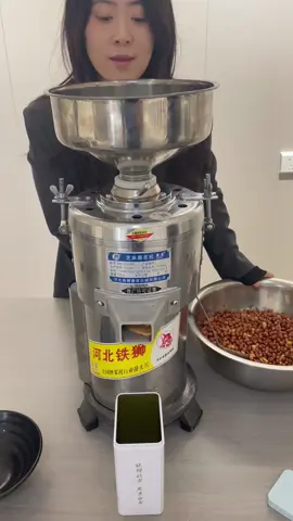 #peanutbuttermaker #peanutbutter how does peanut butter machine working ?