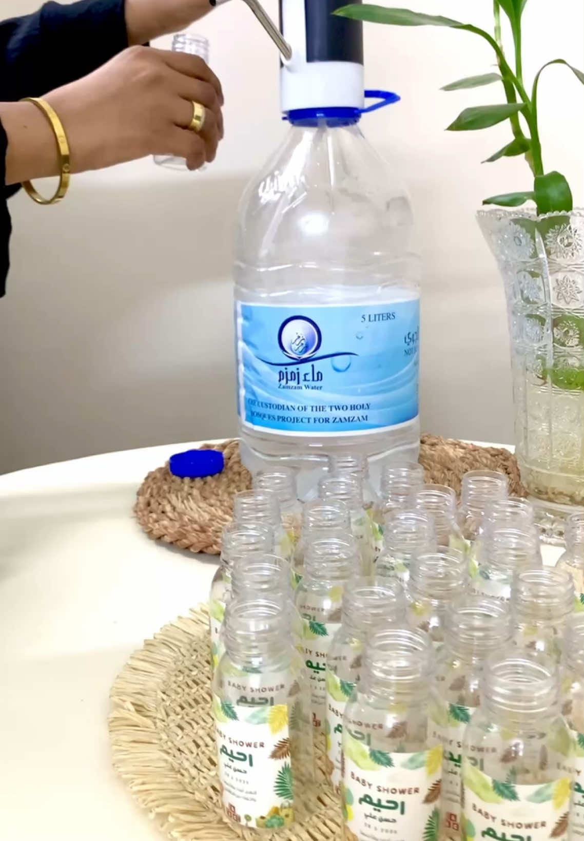 توزيعات ماء زمزم لسبوع بيبي رحيم 🌿🐻 اللهم انبته نباتاً حسناً واجعله من الصالحين 🤲🏽 #توزيعات #هاندميد #ماء_زمزم #سبوع #توزيعات_مناسبات #craft #crafts #توزيعات_مواليد 