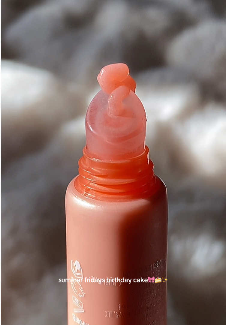 the most gorgeous lip balm ever🎀🍰✨ @Summer Fridays #summerfridays #summerfridayslipbalm #summerfridayslipbutterbalm #summerfridaysbirthdaycake #birthdaycake #lipbalm #fyp #creatorsearchinsights #fypシ #makeup #lippies 