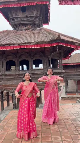 peace 🌺🌺 With @Aakriti Pokharel  📍:- Bhaktapur Durbar Square  #dancebysandhya #magicfeets #hindisong #titli #chennaiexpress 
