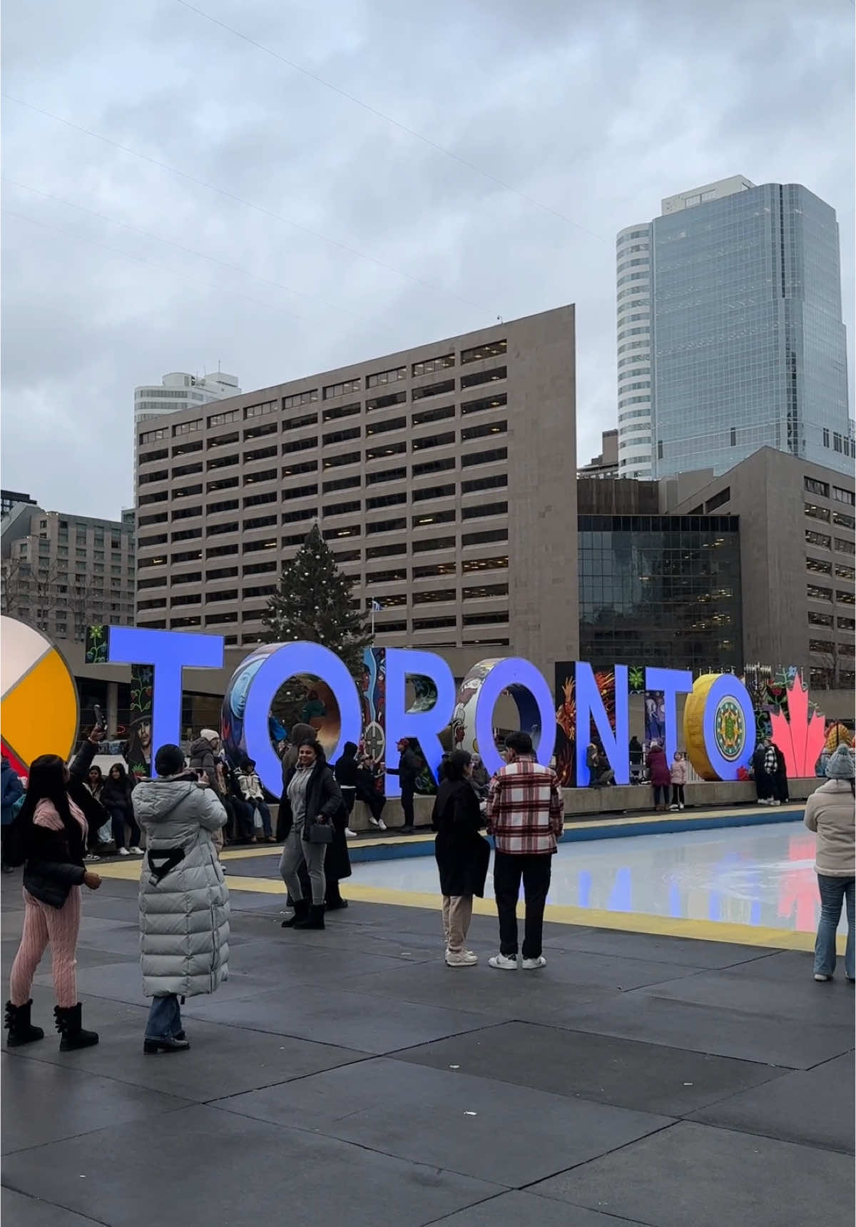 Toronto City Hall, Canada 🇨🇦  #cityhall #torontocityhall #tornoto #torontolife #torontolife#torontocitylife🌆 #torontotiktok #tornoto🇨🇦 #ontario #canada #canada_life🇨🇦 #canadatiktok 