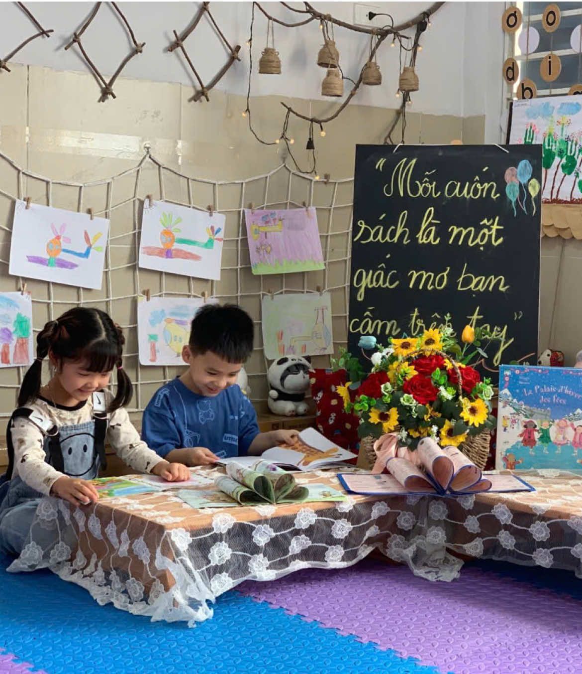 Tập cho trẻ thói quen đọc sách từ sớm không chỉ giúp bồi dưỡng tri thức mà còn là nền tảng phát triển toàn diện nhiều kỹ năng quan trọng. Qua việc đọc sách, trẻ rèn luyện khả năng ngôn ngữ, tư duy logic, sự tập trung và trí tưởng tượng phong phú. Những câu chuyện đầy màu sắc còn giúp trẻ học cách thấu hiểu cảm xúc, xây dựng nhân cách và phát triển kỹ năng giao tiếp. Đọc sách chính là món quà quý giá cha mẹ có thể trao cho con trên hành trình lớn khôn.#cogiaomamnon #giaoductre #tuongtacvoibe #giaoducsom #trochoichobe #lenxuhuong #giaoductreem 