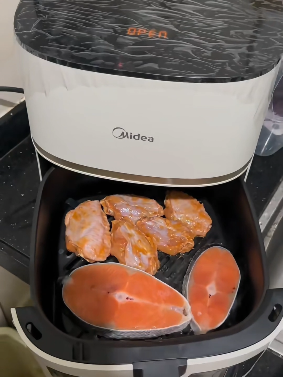 Oil free Air Fryer #midea #nonstick #air #fryer #foryou #musthave #airfryer  #kitchengadgets #appliances #trynow 