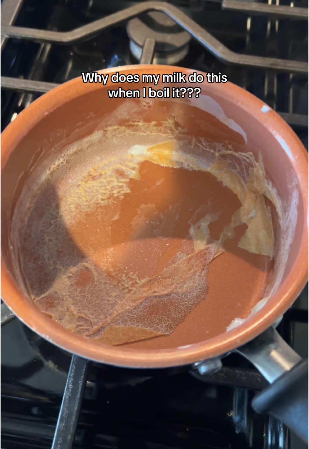 I’m just tryna make my oatmeal in peace 😫😫😫 #cookingfail #milk #oatmealtiktok #breakfast #helpme 