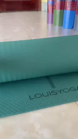 Thảm tpe 8ly  nhà em về thêm hàng lousi  bao đẹp  luôn ạ. 💚THẢM CAO SU TPE 8MM ĐỊNH TUYẾN LOUIS MẪU MỚI THIẾT KẾ CẢI TIẾN HƠN NHIỀU Ạ 💥Thảm dày hơn 💥Vân Thảm nổi hơn tạo độ bám chắc hơn. 💥Cân nặng của thảm lên tới 1.4_1.5kg  Đúng là hàng của hãng có khác đẳng cấp cũng khác hẳn ạ 😊 #yoganângcao  #yoga  #yogatainha 