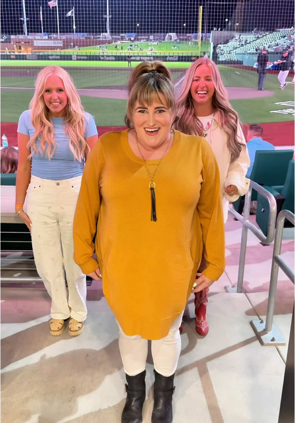 It wouldn’t be a real “night out” if I didn’t force them to Dance with me 😆 What are friends for, am I right?!  Dc: @Nizzy_mack 