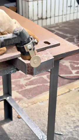Built in air pump plasma cutting machine, plug in and use, no oxygen or acetylene. Cutting metal materials, cutting steel plates and iron plates, with fast cutting speed and simple, convenient and fast operation.