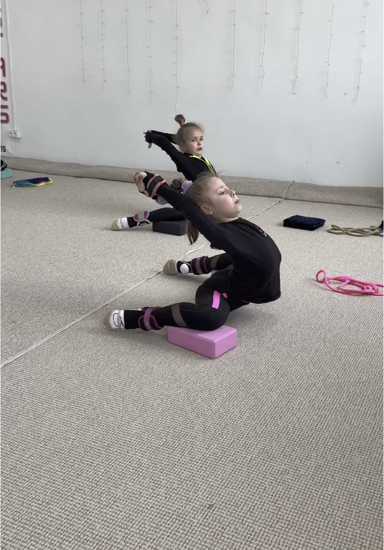 Немного нашей растяжки 🤣 А как вы, любите растягиваться????) #gymstars #художнягімнастика #rhythmicgymnastics #rg #україна🇺🇦 #гимнастки #спорт #gymnastics #training #тренировка #тренер #харків #шпагат #рек 