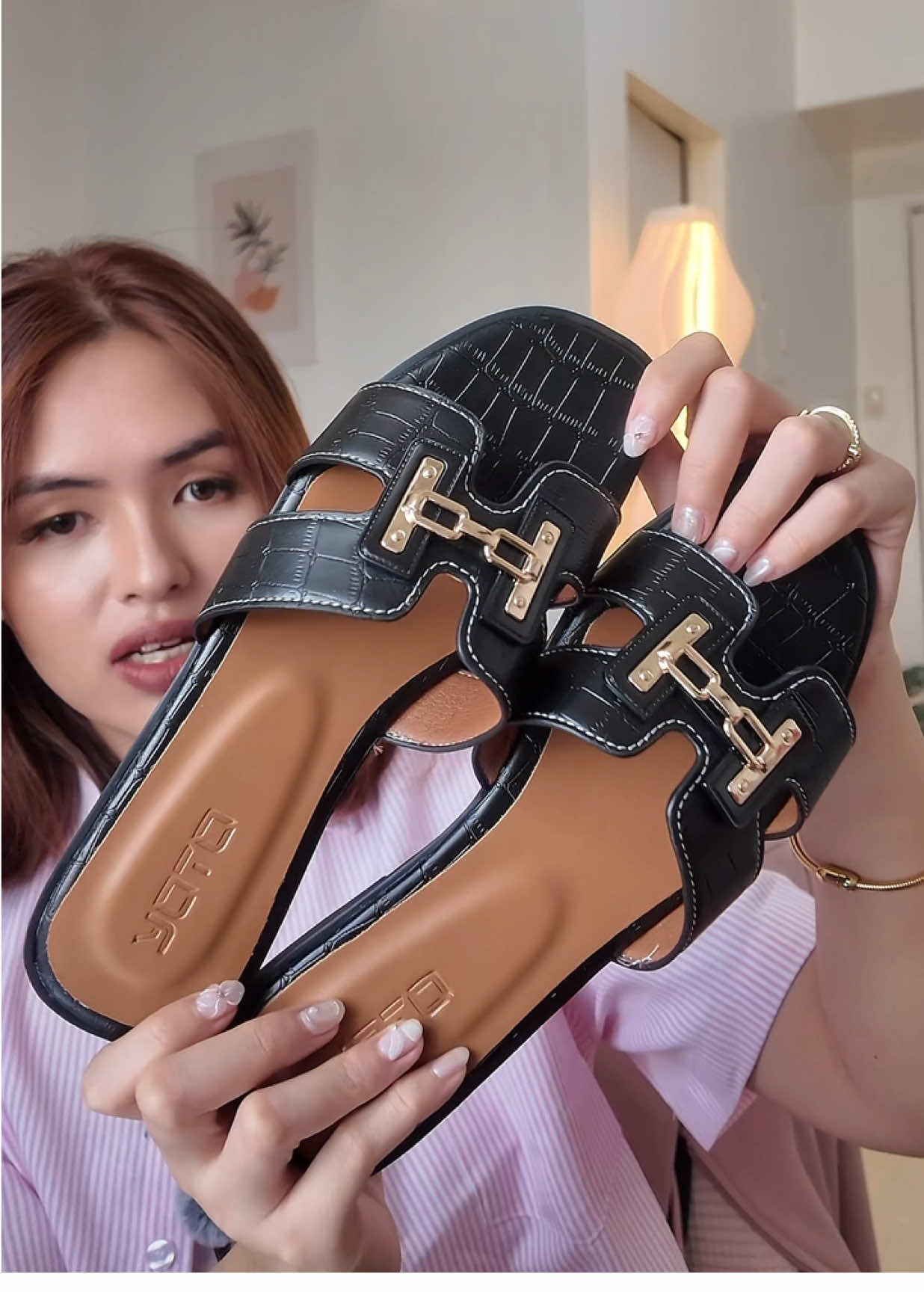 Soafer classy! —⁺˖°ʚ🧸ɞ°⁺˖—#LiveOutlandish #flats #flatshoes #flatsandals #flatsandalstrends #flatsandalsforwomen #slippers #slippersforwomen #classyslippers #TikTokFashion #richtitaoutfits #fyp @YOTO SHOES 