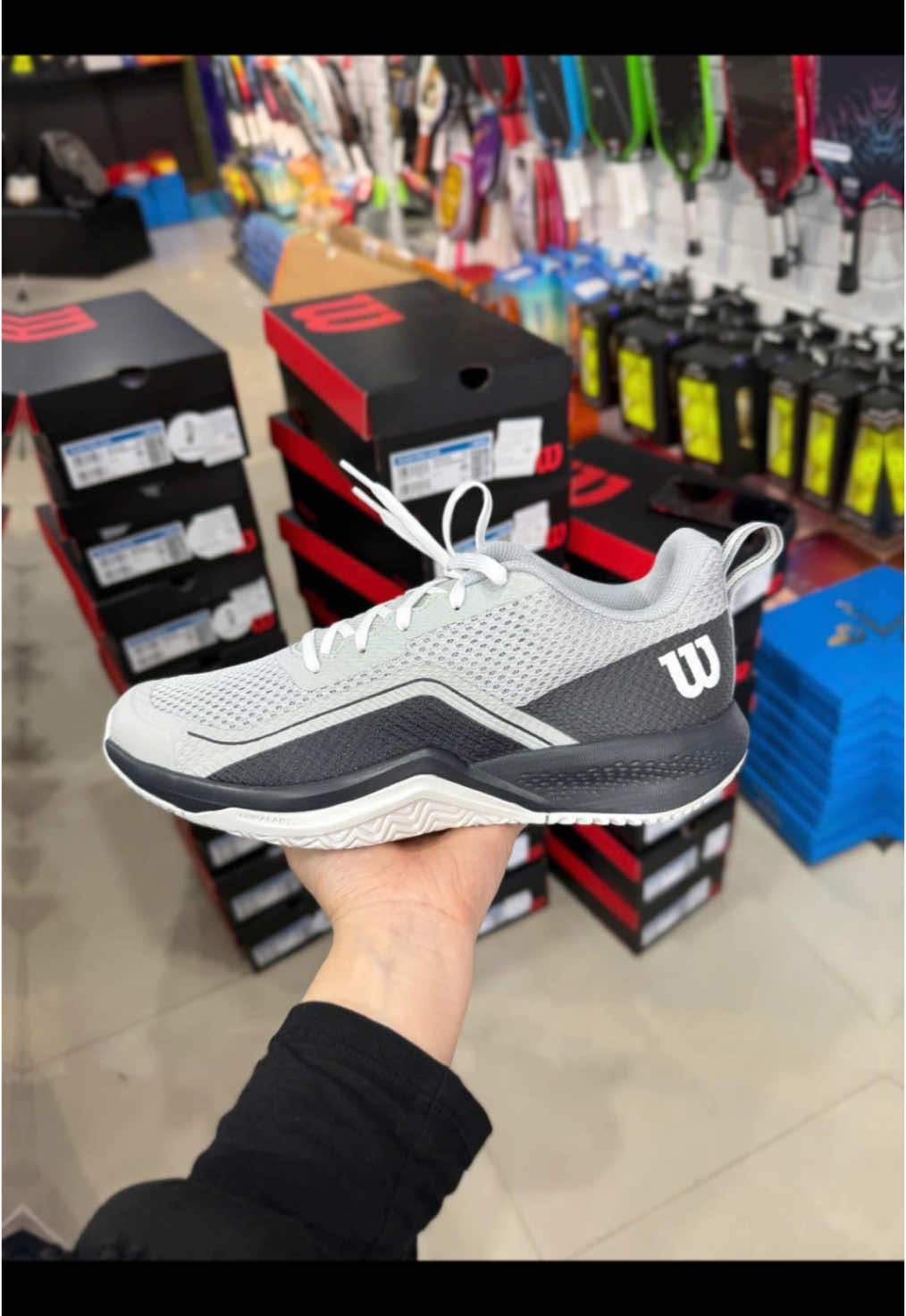 🆘 Wilson Rush Pro Lite Siêu SALE về trả Khách còn dư vài đôi 🆘 Cơ hội trải nghiệm dòng cao cấp của hãng Wilson với giá cực kỳ RẺ Tennis Pickleball chuẩn bài rùi! Đôi giày gần ~ #4tr đang SALE chỉ còn #12xx + công cân Ae nhanh tay nha . . . . Wilson Rush Pro Lite duy trì DNA quen thuộc của Rush Pro bằng cách mang lại sự thoải mái tối đa cho mỗi bước đi. Những đôi giày tennis này mang đến cho người chơi sự thoải mái tối đa thông qua phần mũi giày rộng, lưới thoáng khí và công nghệ vòm giúp tăng cường sự ổn định và linh hoạt. Ngoài ra, đế cong hỗ trợ cả ba giai đoạn sải chân của bạn và hỗ trợ chuyển đổi mượt mà từ gót chân chạm đất đến mũi chân nhấc lên. Wilson Rush Pro Lite có thiết kế đẹp mắt, gọn gàng giúp bạn thể hiện phong cách của mình trên sân! Công nghệ giày: Vừa vặn rộng rãi: Phù hợp với người chơi có bàn chân rộng hơn để có cảm giác vừa vặn và thoải mái hơn Pro Torque Chassis Light: Công nghệ vòm được thiết kế để tăng tốc độ và sự thoải mái, mang lại sự ổn định và linh hoạt tối ưu Duralast: Hợp chất cao su mật độ cao cung cấp khả năng chống mài mòn và lực kéo tối đa trên mọi bề mặt R-DST: Đế giữa bằng bọt EVA với lớp chèn EVA tạo độ đệm phản hồi Thành phần: Kết cấu thoáng khí mang lại sự thoải mái tối đa Bề mặt chơi lý tưởng: Tất cả các bề mặt #pickleball #giaypickleball #giaypickleballnam #giaypickleballchinhhang #giaypickleballgiatot #giaypickleballassic 