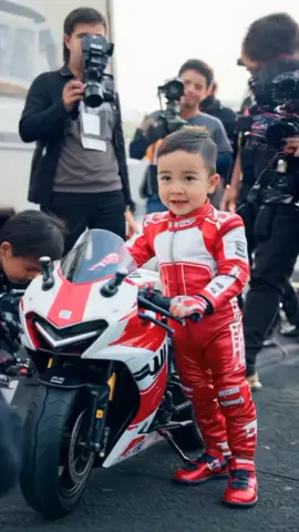 rayanza jadi pembalap. 