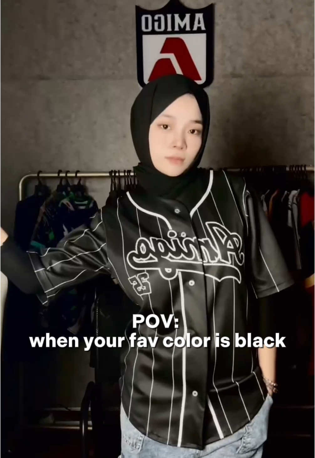 Baju AMIGO memang lawaa jadi OOTD. JOM masuk live genggg #amigo #jersey #2025 #kilang #baju #bajuraya 