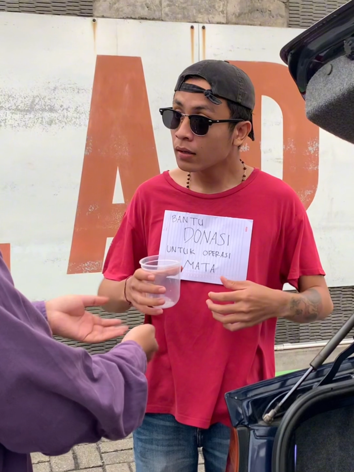Begini rasanya ketika mau diajak kerja, Eh malah dikibulin sama yang ngajak kerja. Hati2 loh guys, jangan sampai kejadian seperti ini ya. pentingnya untuk self awareness. kalau kita berbuat baik ya harus tulus jangan ada timbal baliknya ya. yang salfok sama tas di atas langsung checkout di keranjang kuning ya . HugoThorch #BoostYourConfidence   . . #MassengerBag #Rosco #foryourpage #fypchallenge #fypindonesia #bestvideo #Viral #4u #4Upage #Aksesoris #AksesorisPria #Lifestyle #Fashion  #HugoThorch #HugoThorchID #HugothorchIndonesia #BoostyourConfidence