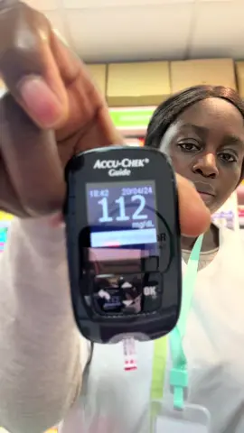 Comment utiliser le kit complet d’accu chek pour mesurer son taux de sucre dans le sang 🩸 ? Taux normal entre 70mg/dl et 120mg/dl ✅ #diabete #diabetegestationnel #sucre #accuchek #sante #santepubliquefrance #preparatriceenpharmacie 