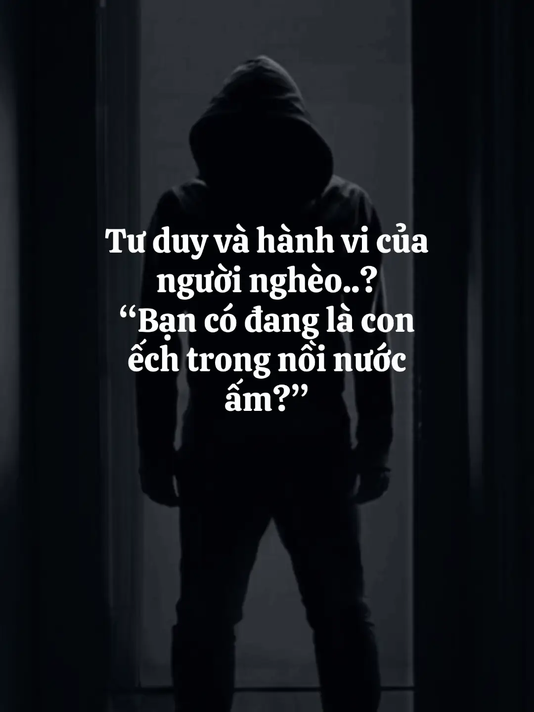 Trong bóng tối của sự thụ động, chiếc nồi cuộc đời dần dần sôi lên, từng làn hơi nóng ám ảnh len lỏi vào từng khoảnh khắc của sự chần chừ và lười biếng. Hãy tưởng tượng, một con ếch – biểu tượng cho những người chìm đắm trong ảo tưởng “an toàn” – ban đầu đắm mình trong cảm giác ấm áp giả dối, tự tin rằng cuộc sống sẽ mãi ổn định như hiện tại. Nhưng rồi, khi những gánh nặng của cuộc sống liên tục ập đến: bố mẹ già yếu dần, bệnh tật ghé thăm, và áp lực tài chính ngày càng đè nặng trong việc chăm sóc người thân, mỗi phút giây lại càng trở nên đe doạ hơn. Cứ như chiếc nồi nước đang dần sôi lên, cảm giác an toàn ban đầu trở thành cái bẫy chết người. Khi nhận ra rằng những ước mơ và cơ hội đang vụt mất vào lúc cần lấy lại sức mạnh để đối mặt với trách nhiệm nặng nề, ếch – hay chính chúng ta – bắt đầu hoảng loạn tìm cách thoát ra. Nhưng sự do dự, băn khoăn với tương lai, đã biến ta thành nạn nhân của cái chết âm thầm: khi đến hồi phút quyết định, thì mọi thứ đã quá muộn để cứu vãn. Câu chuyện không chỉ kể về một con ếch đơn độc, mà còn là lời cảnh tỉnh rùng mình cho tất cả chúng ta: Nếu cứ mãi bám trói vào sự quen thuộc, nếu không dám mạo hiểm và thay đổi, chúng ta không chỉ đánh mất bản thân mà còn có thể bị cuốn vào vực sâu của hối tiếc, nơi những trách nhiệm và áp lực cuộc sống – từ chăm sóc bố mẹ già, đối mặt với bệnh tật đến nhu cầu tiền bạc cấp bách – sẽ khiến chúng ta không còn lối thoát. Bạn có sẵn sàng rời khỏi chiếc nồi an phận để tìm về vùng nước mát của tự do và ước mơ? #tuduymo #phattrienbanthan #thaydoibanthan #tuduydotpha #growmindset 