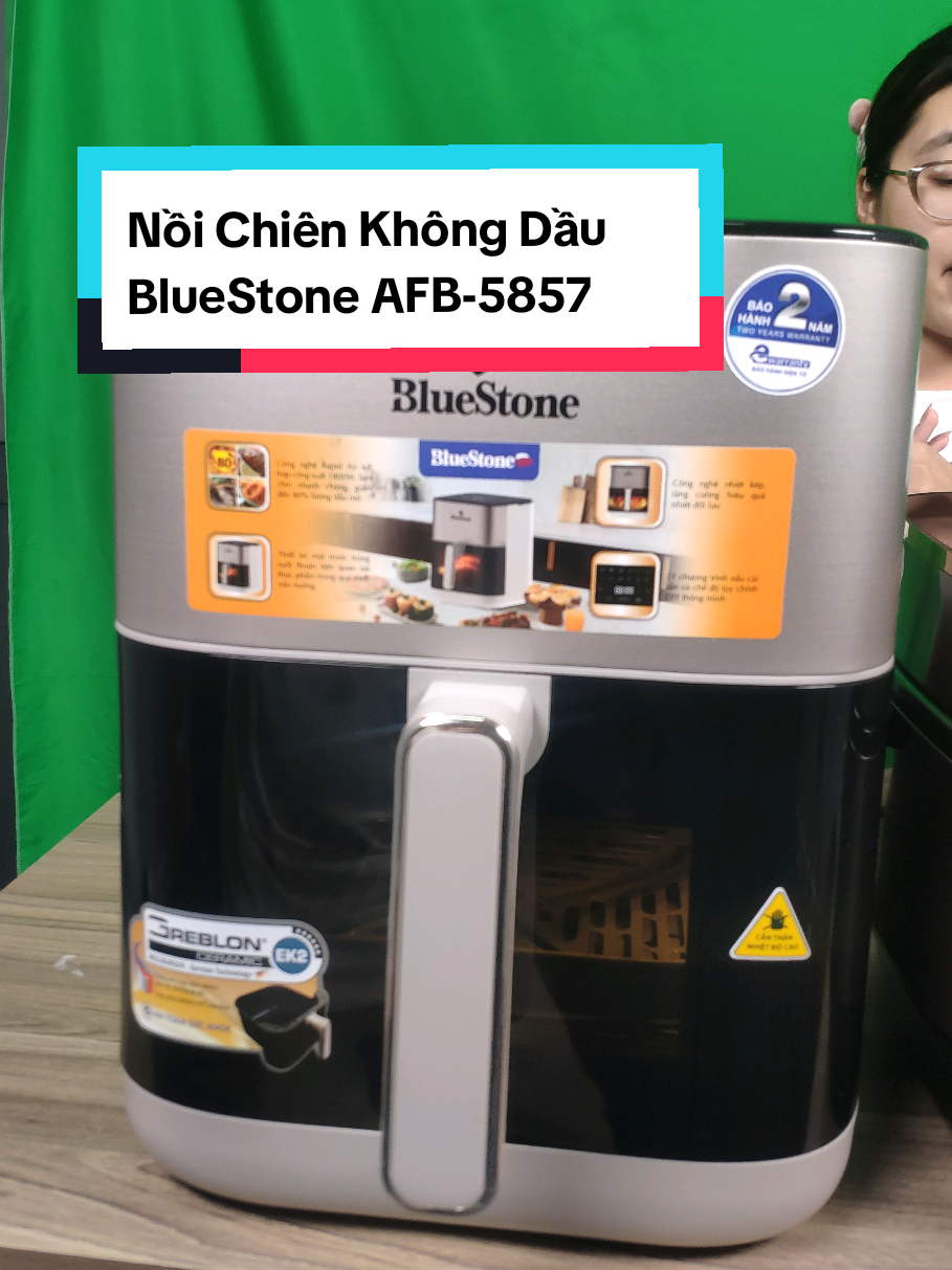 Nồi Chiên Không Dầu BlueStone AFB-5857 – Giải Pháp Nấu Ăn Hiện Đại Cho Gia Đình - Với thiết kế sang trọng và công nghệ tiên tiến, BlueStone AFB-5857 không chỉ là một thiết bị nhà bếp mà còn là trợ thủ đắc lực giúp bạn chuẩn bị những bữa ăn ngon miệng và lành mạnh cho gia đình. Thông Số Nổi Bật: - Công suất: 1800W - Dung tích: 7 lít - Công nghệ làm nóng: X Cyclone Bảng điều khiển: Cảm ứng điện tử, tiếng Việt - Lòng nồi: Hợp kim nhôm phủ chống dính - Chức năng an toàn: Tự ngắt khi tháo lòng nồi, bảo vệ quá nhiệt + Ưu Điểm Vượt Trội: Màu trắng sữa sang trọng, phù hợp mọi không gian bếp - Mặt trước trong suốt có đèn chiếu sáng, dễ quan sát - 10 chương trình nấu ăn tự động Nhiệt độ điều chỉnh từ 40°C đến 200°C, hẹn giờ tới 60 phút - An toàn tuyệt đối khi sử dụng, dễ vệ sinh. @QUẢNG BÙI REVIEW THIỆT @QUẢNG BÙI REVIEW THIỆT @QUẢNG BÙI REVIEW THIỆT  #NoiChienKhongDau #BlueStoneAFB5857 #NoiChien7Lit #CongNgheXCyclone #NoiChienBlueStone #NoiChienKhongDauGiaRe #NoiChienKhongDauChinhHang #NoiChienKhongDauTotNhat #NoiChienKhongDauChoGiaDinh#NoiChienKhongDauBlueStoneAFB5857