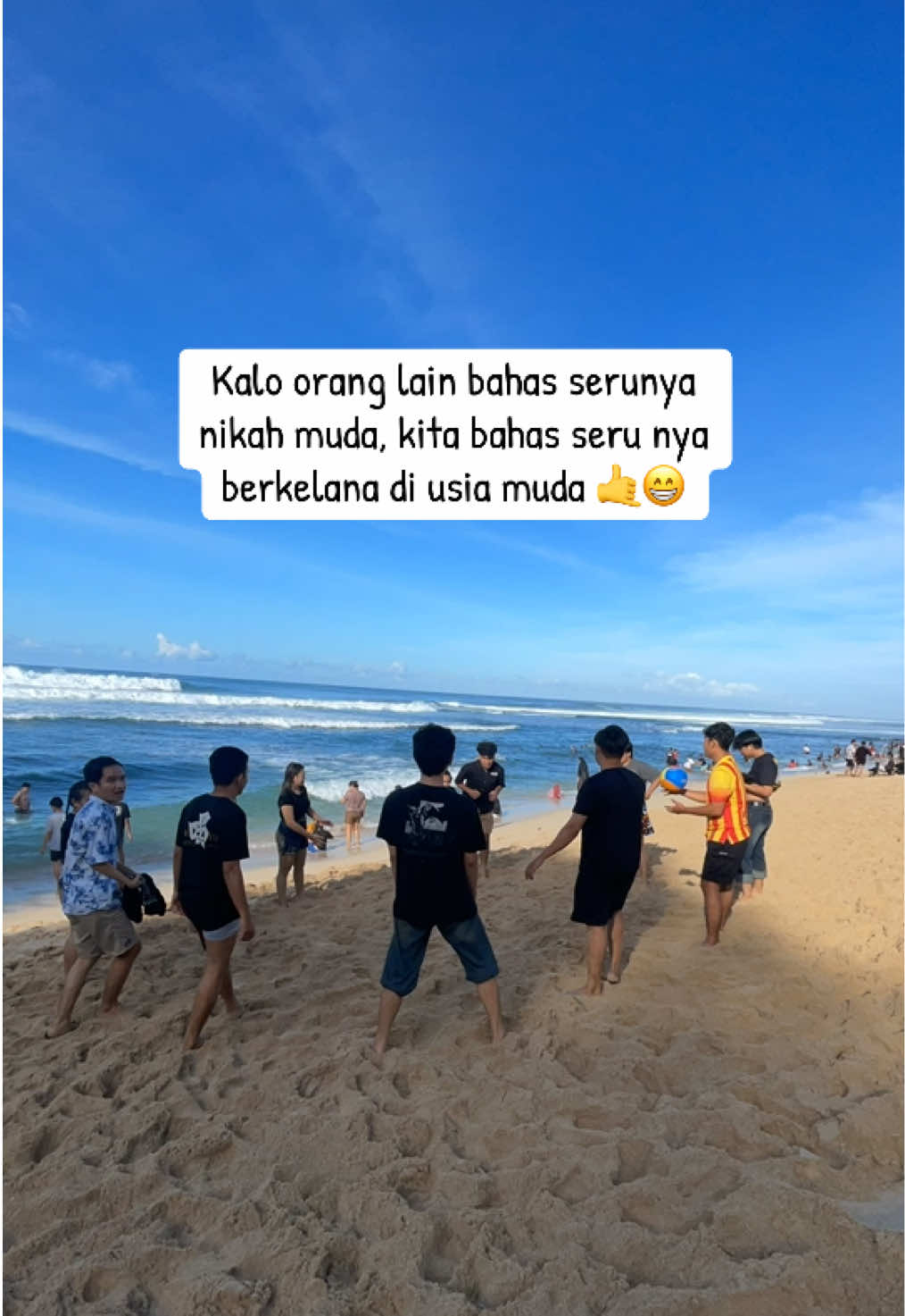 Enjoyy aja selagi masih muda kawan 😁  #anakmuda #vibespantai🌊 #pantai #sunset #temanhealing #beach #resepsimpel #mudaberkelanatuabercerita #nikmatimasamuda #masamuda #anakmudamasakini #anakpantai 