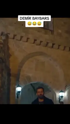 Yemin ediyorum öldüm gülmekten bu bölüm de demir Baybars daha bir komik ti özellik Le Kürtçe konuşmaları beni benden alıyor 😅😂😂🤣