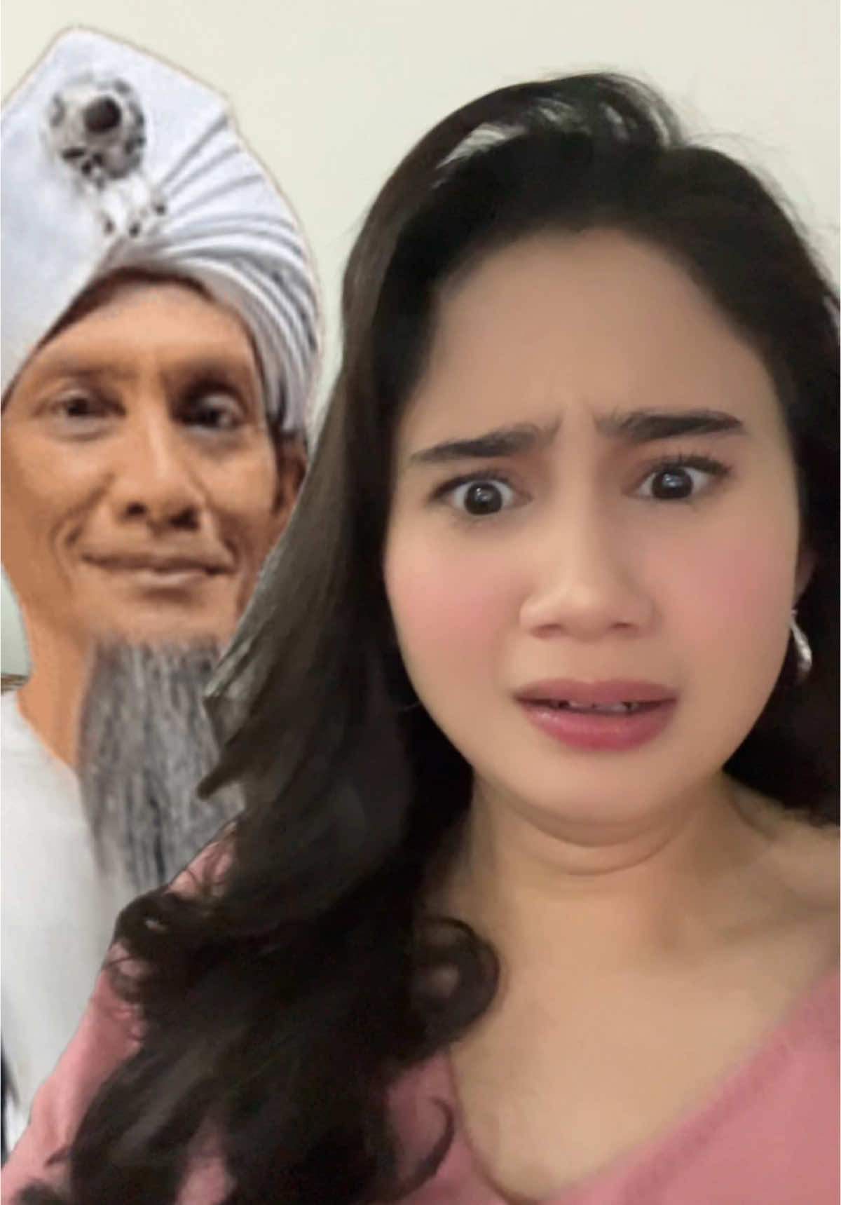 kenapa harus ada dia sih 
