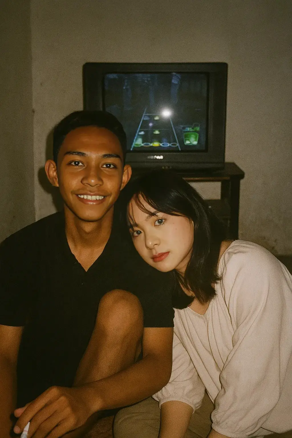 bareng zee jkt48 tutorial 1.buka apk ChetGPT  2.masukan foto yang di edit berdua  3.temple teks ini : gaya foto vintage ala kamera analog tahun 2000-an.keduanya sedang duduk santai dilantai kamar dengan suasana agak redup.latar belakang terlihat tv tabung menyala.menampilkan game di play station 2 (game guitar hero) di depan tv,dan si wanita bersandar di pundak si pria sambil menengok ke arah kamera.  4.tunggu proses 5.downlod fotonya #foto #zee #zeejkt48🦖 #ai #chetgpt #fyp #fypppppppppppppp #tutorial #tutor  #90an #foto #2000an 