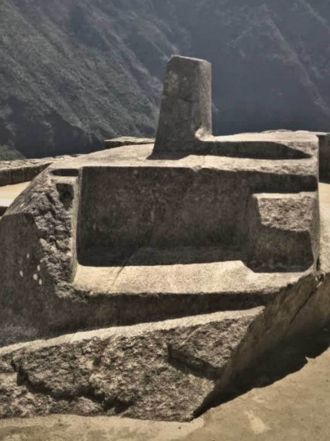 ¿Sabías que en Machu Picchu hay una piedra que sujeta el Sol? Se llama Intihuatana, y su nombre en quechua lo dice todo: 