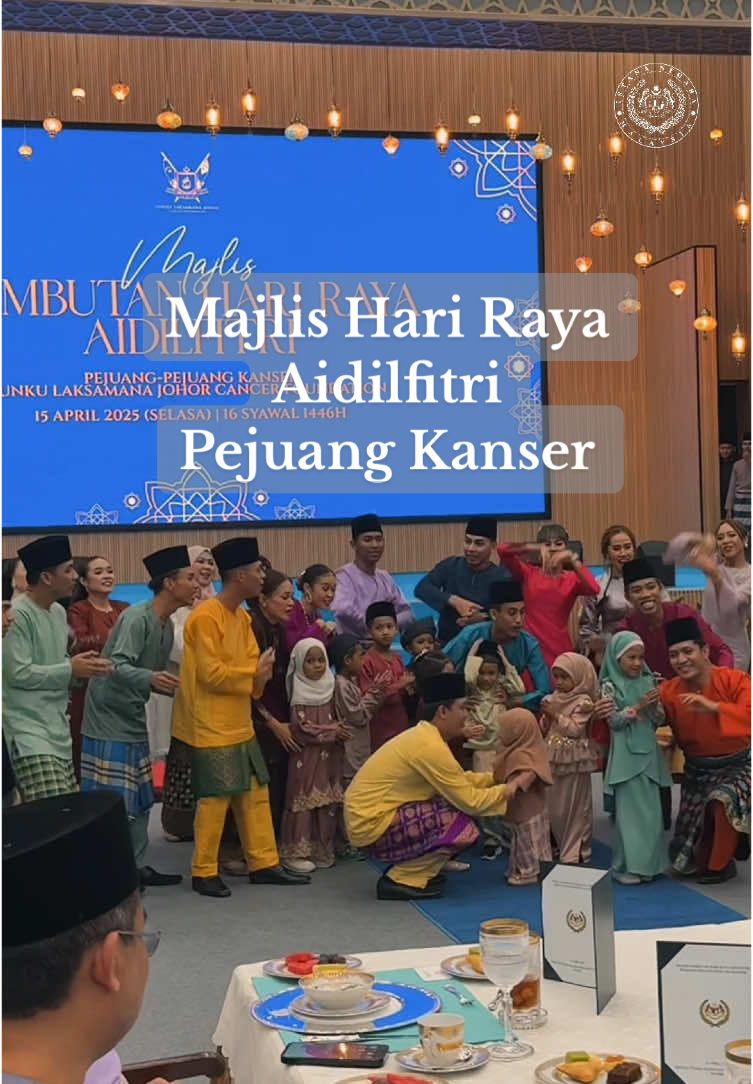 RAJA PERMAISURI AGONG SERIKAN SAMBUTAN HARI RAYA AIDILFITRI PEJUANG KANSER KDYMM Seri Paduka Baginda Raja Permaisuri Agong, Raja Zarith Sofiah berkenan berangkat ke Majlis Sambutan Hari Raya Aidilfitri Pejuang Kanser bersama lebih 400 pejuang dan ahli keluarga mereka hari ini (15 April). Berangkat sama, YAM Che’ Puan Mahkota Khaleeda Johor dan YAM Tunku Tun Aminah Binti Sultan Ibrahim. Majlis anjuran Yayasan Kanser Tunku Laksamana Johor (TLJFC) berlangsung di Majlis Bandaraya Iskandar Puteri (MBIP). Raja Permaisuri Agong dan YAM Che’ Puan Mahkota Khaleeda Johor kemudian berkenan mengurniakan sumbangan Hari Raya kepada 100 pejuang kanser sebelum Majlis Santapan. Majlis turut diserikan dengan persembahan nyanyian dan tarian Aidilfitri daripada Yayasan Warisan Johor yang turut menampilkan penyanyi terkenal tanah air, Haziq Rosebi.  Sebelum berangkat pulang, Raja Pemaisuri Agong turut beramah mesra bersama pejuang kanser dan tetamu yang hadir.  #RPAgong  #AllahPeliharakanSultan  #IstanaNegara