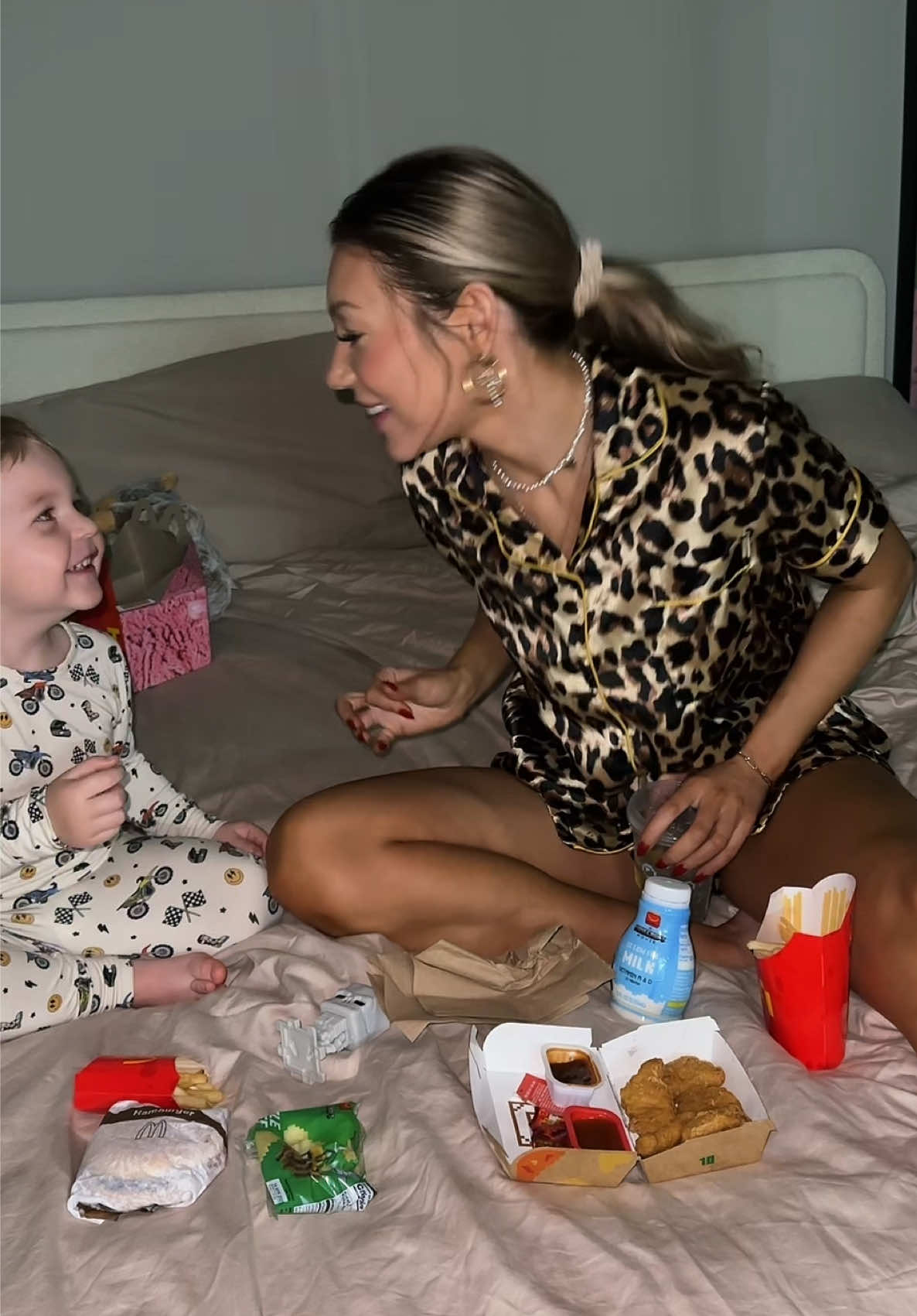 We tried the Minecraft meal…. Is this not just a 10 piece chicken nugget meal with a toy? Lmao I feel like a big kid 🤣 #l#latenightsnackm#midnightsnacks#snackbreaks#snackideass#snackreviewM#MomsofTikTokm#momtokm#mukbanga#asmrg#grwmg#gdwmd#dayinmylifes#singlemomr#realityV#Vlogr#routine#f#foryoufyp #Minecraft #mcdonalds #minecraftmeal #doordash 