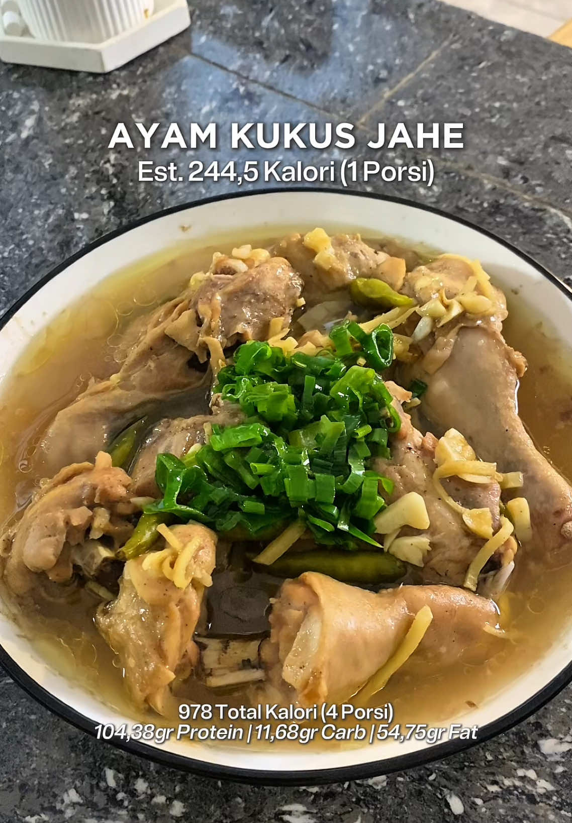 Seumur hidup ga akan pernah bosen buat bikin menu ini 🤤🫵🏻 Aroma jahenya nendang, ayamnya pun lembut dan lebih sehat juga karena ga digoreng pake minyak yang luber sama sekali. Udahdeh percaya aja, bikin menu ini pasti kalian langsung nagih gih gih 🔥 Bahan-bahan : 4 potong Ayam Paha/Dada 2 jempol Jahe 3 batang Daun Bawang 3 siung Bawang Putih 5 buah Cabe Rawit Hijau 1 sdm Saus Tiram 1/2 sdm Minyak Wijen 1/2 sdt Garam 1/2 sdt Merica 1 sdt Kaldu Jamur Topping Bawang : Irisan Duan Bawang 1/3 sdt Garam 2 sdt Minyak Kelapa Panas Cara Membuat : 1. Marinasi ayam terlebih dahulu selama minimal 15 menit dengan bahan-bahan yang tertulis. 2. Kukus selama 30-35 menit sampai benar-benar matang sempurna. 3. Untuk topping hanya campurkan bahan menjadi satu wadah dan bisa langsung sajikan dengan ayam kukus jahenya.  #ayamkukusjahe #ayamjahe #menusehat #menudiet #serunyakuliner #kuliner 