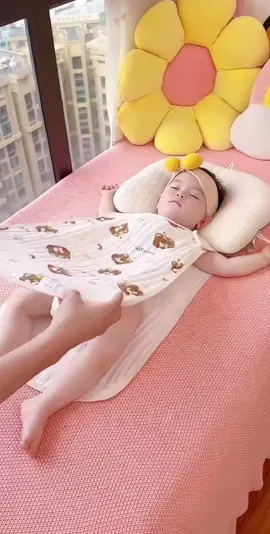 Có chiếc túi ngủ này mẹ không cần phải lo con đạp chăn ra khi mẹ ngủ quên nữa #baby #tuinguchobe #dodungchobe #dodungthongminh 