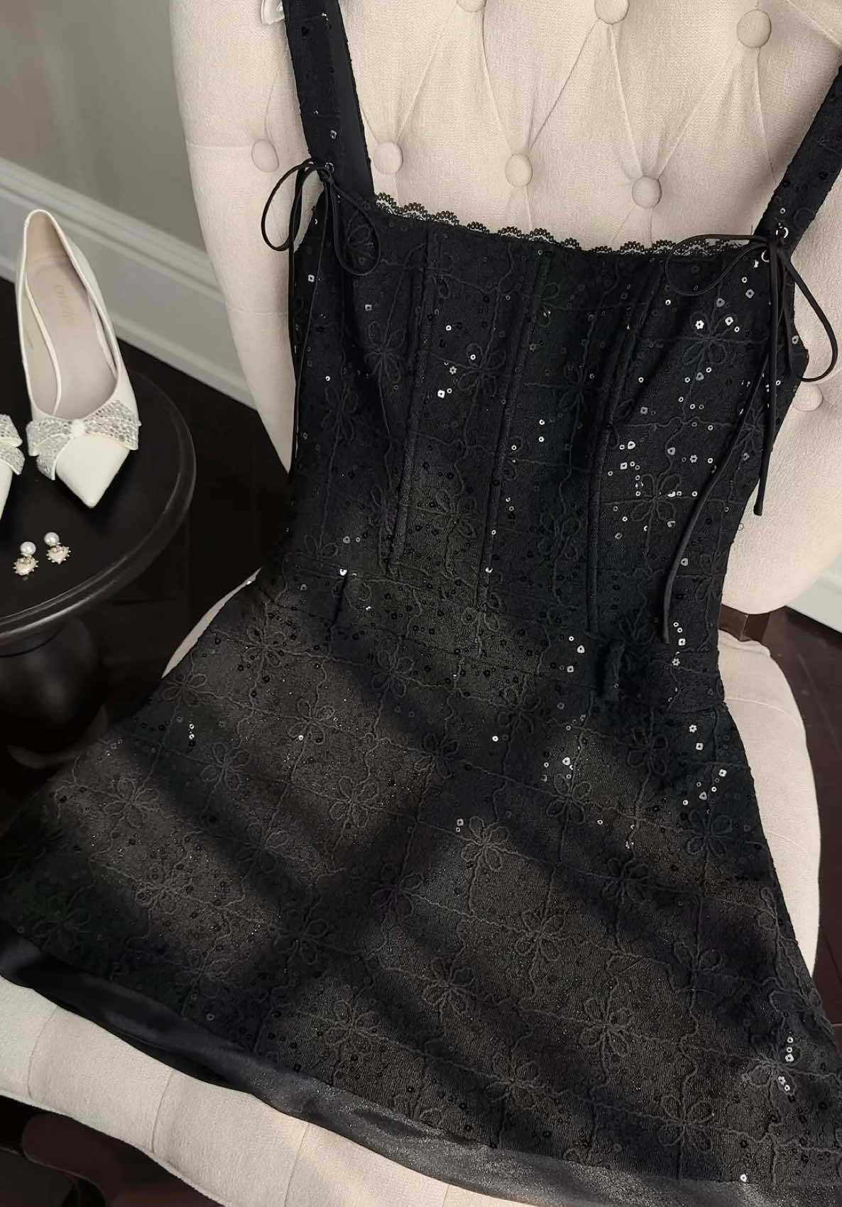 Nổi bật với chất liệu sequin cao cấp cùng điểm nhấn phối ren tinh tế, thiết kế nhẹ nhàng ôm trọn đường nét cơ thể mảnh mai và giúp nàng thu hút mọi ánh nhìn. #Flane #xuhuongtiktok #tiktokviral #trending #newcollection #xuhuong #xuhuong2025 #fyp 