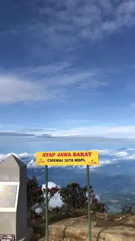 trimakasih ciremai telah mengizinkan ku menginjak puncak nya . . . #ciremai #ciremai3078mdpl #atapjabar #viaapuy #pendakigunung #fyp #fypage 