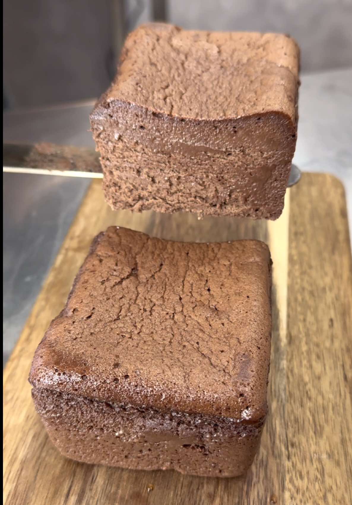 予約半年待ち!?伝説のガトーショコラ🍫 「あなたの常識を覆す究極のガトーショコラ」をコンセプトに誕生した 唯一無二のガトーショコラが評判を呼ぶ人気のお店！ 3種のチョコレートに平飼いの卵や 北海道産の生クリームなど素材を惜しみなく使用！ 超微粒子のメレンゲを含ませて焼き上げることで まるで雲のようにフワッととろける軽やかな口溶けが味わえる🤤 3種のチョコレートが奏でる重層的な風味と奥深いコクは1口食べるごとにウットリするような余韻を残す まさにガトーショコラの概念が変わる逸品✨️ オンラインでは半年待ちだけど 店頭は朝10時から整理券制にて1日10本限定販売中！ ガトーショコラの常識を覆す究極の味わいをぜひ味わってみて🤤 超オススメ🤍 📍名古屋『THE LAB NAGOYA』 THE chocola ¥5000/本 イートイン(自家製チャイラテ45分飲み放題付き) ¥2000 @THE_LAB_NAGOYA  #チョコレート #名古屋カフェ #名古屋グルメ #japanesefood #tiktokfood 