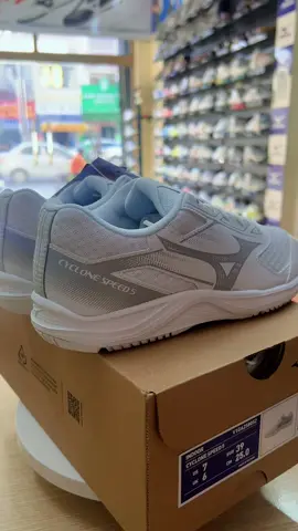 🔥 BÙNG NỔ TỐC ĐỘ CÙNG MIZUNO CYCLONE SPEED 5 TRẮNG TINH KHÔI! 🔥 🌬️ Bạn đang tìm kiếm một đôi giày cầu lông NHẸ NHƯ BAY, giúp bạn DI CHUYỂN LINH HOẠT và BỨT TỐC CHỚP NHOÁNG trên sân? ⚡️ Chào đón Mizuno Cyclone Speed 5 phiên bản màu trắng tinh tế - sự kết hợp hoàn hảo giữa HIỆU SUẤT VƯỢT TRỘI và PHONG CÁCH THỜI THƯỢNG! ⚪️ Sắc trắng thanh lịch, khẳng định đẳng cấp: Không chỉ là một đôi giày thể thao, Cyclone Speed 5 trắng còn là một tuyên ngôn về phong cách. Màu trắng tinh khôi, dễ dàng phối đồ, giúp bạn tự tin tỏa sáng trên mọi trận đấu. 🚀 Nhẹ nhàng như không, tốc độ phi thường: Với trọng lượng siêu nhẹ, bạn sẽ cảm nhận được sự thoải mái tối đa, giúp đôi chân di chuyển linh hoạt và nhanh nhẹn hơn bao giờ hết. Từng bước chạy, từng pha bật nhảy đều trở nên thanh thoát và dứt khoát. 💨 ĐệmEnerzy Core đột phá - Năng lượng bùng nổ: Công nghệ Mizuno Enerzy Core được nâng cấp, mang đến khả năng hấp thụ sốc và hoàn trả năng lượng đáng kinh ngạc. Bạn sẽ cảm nhận rõ rệt sự êm ái trong mỗi bước di chuyển và lực đẩy mạnh mẽ trong những pha bật nhảy quyết định. 🛡️ Ổn định vượt trội - Chinh phục mọi thử thách: Thiết kế Mizuno Wave ở gót chân giúp tăng cường độ ổn định, giảm thiểu nguy cơ lật cổ chân, giúp bạn tự tin thực hiện những pha di chuyển ngang và đổi hướng nhanh mà không lo lắng. 💪 Bám sân chắc chắn - Làm chủ cuộc chơi: Đế ngoài cao cấp với các rãnh và họa tiết khoa học đảm bảo độ bám sân tuyệt vời trên mọi bề mặt, giúp bạn luôn kiểm soát tốt mọi tình huống trên sân. 🌬️ Thoáng khí tối đa - Chân luôn khô thoáng: Chất liệu upper được cải tiến với khả năng thoáng khí vượt trội, giúp chân bạn luôn khô ráo và thoải mái suốt cả trận đấu, ngăn ngừa tình trạng bí bách và khó chịu. 🎁 Đừng bỏ lỡ cơ hội sở hữu 