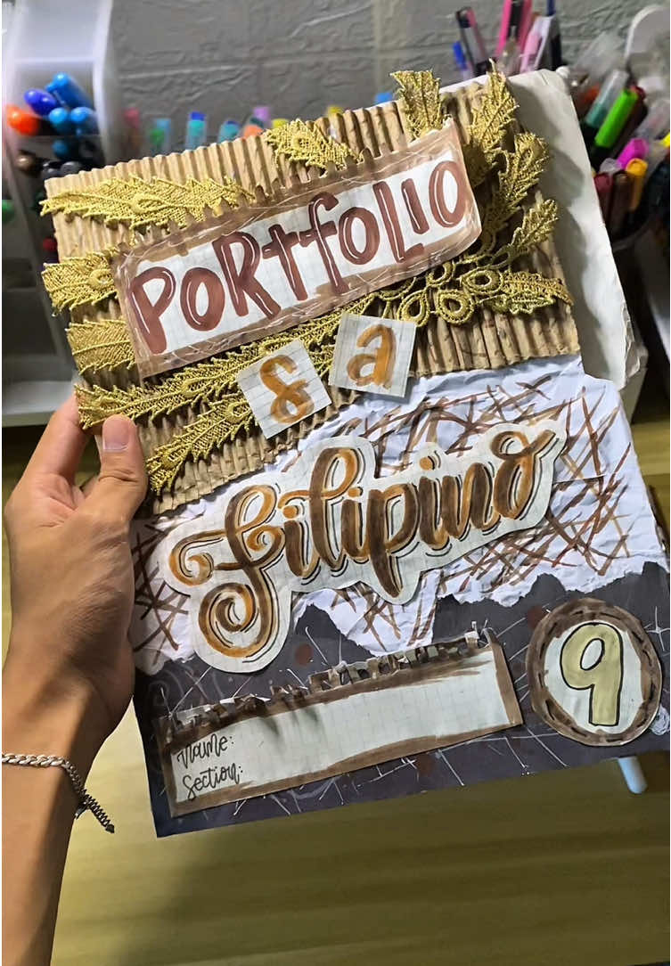 PORTFOLIO DESIGN IDEA 🪵medyo tutorial na rin to, long time no ups I miss u guysss 🥹 #fyp #calligraphy #creativestudent #studentoftiktok #fypシ゚ #trend #fyp #portfolio 