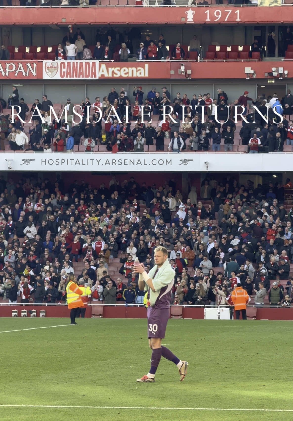Emotional return! Aaron Ramsdale shows respect to the Emirates faithful as he faces his former club Arsenal with Southampton. The love is mutual as the fans give him a standing ovation #Ramsdale #Arsenal #PremierLeague #Respect