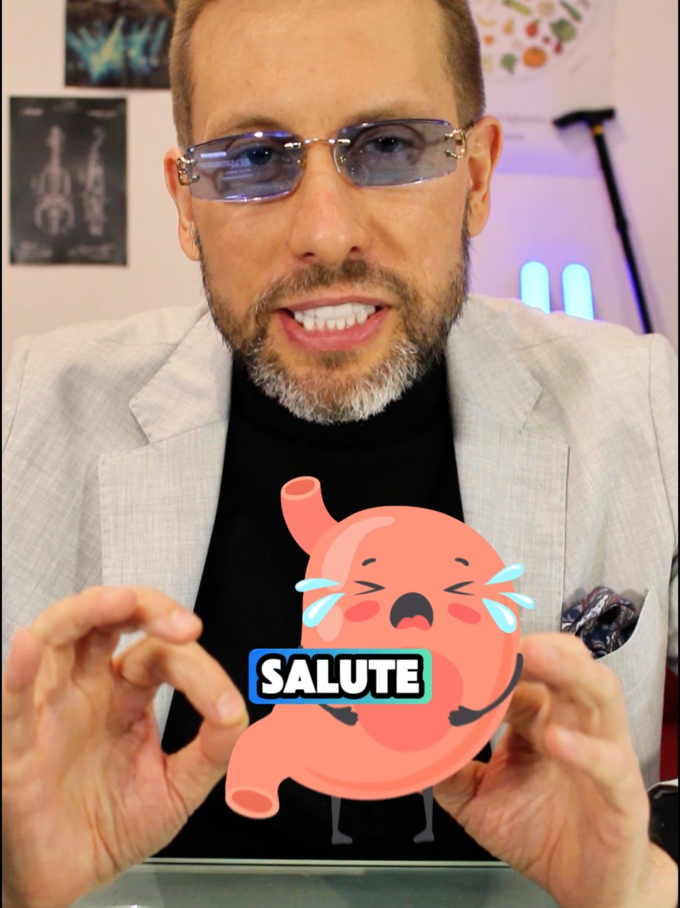 #creatorsearchinsights Se ogni volta che mangi ti senti un macigno sullo stomaco, ascolta il dottor Zanetti, biologo nutrizionista. Oggi spiega 3 cose fondamentali su un integratore. La glutammina è un amminoacido importante, fonte di energia per le cellule dell'intestino. Ricorda questo punto! Le pareti dell'intestino hanno cellule unite da giunture strette. Se queste non funzionano bene, si crea la permeabilità intestinale o leaky gut. Quando la glutammina è bassa, le giunture strette si indeboliscono, causando permeabilità intestinale e problemi digestivi. Come sempre, non prendere integratori senza parlare con un professionista. E tu, soffri spesso di gonfiore o pesantezza dopo mangiato? Scrivilo nei commenti e condividi il video per la parte 2 sull'uso della glutammina. #virale #dieta #intestino 