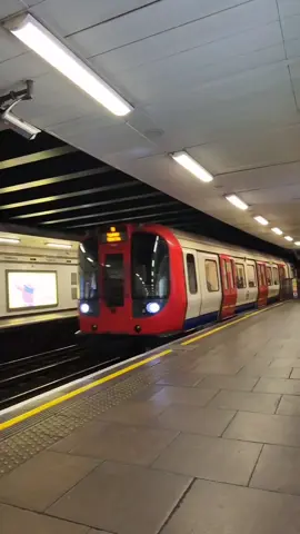 London❤️🇬🇧 #london #londonunderground #mindthegap #visitlondon #londonlife #londonliving #londonvibes  #lovelondon #londoninspo #londondiaries #discoverlondon #explorelondon #londontown #londontastic #LDN #thisislondon #onlyinlondon #londoncalling #hiddengemslondon #londonculture #travellondon #londonviews  London Travel | Explore London | Discover London | Inspiration | What to do in London | Photo | City | Trip | View | Pics | Connect