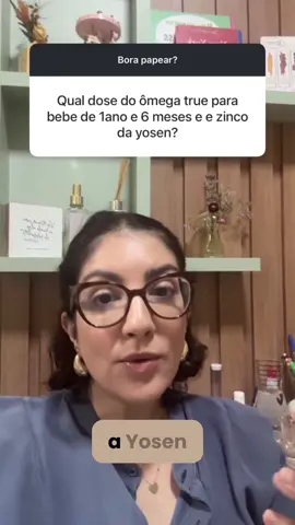 Qual a dose certa de ômega 3 e ferro para crianças de 1 ano e 6 meses? Muita gente tem dúvida sobre isso — e entender as quantidades ideais faz toda diferença para o desenvolvimento saudável dos pequenos! Ômega 3 (DHA): A dose recomendada é de 200 a 300mg por dia. O DHA da True Source, por exemplo, pode ser oferecido em 10 gotinhas por dia, cobrindo essa necessidade. Por que é importante? O DHA é essencial para o desenvolvimento do sistema nervoso central e da bainha de mielina (a “capinha” que protege os neurônios). Nos dois primeiros anos de vida, esse suporte é fundamental para o cérebro crescer com saúde! Ferro: A dose indicada varia de 5 a 10mg por dia, dependendo da avaliação individual. Algumas opções que costumo indicar: Zinco da Ferrix, da mesma marca do ferro Ou manipular o ferro na farmácia, como o da Taste Free O ferro contribui não só para prevenir a anemia, mas também fortalece a imunidade e a saúde intestinal — o que ajuda o corpo a lidar melhor com vírus e infecções. 📌 Sempre converse com um profissional antes de iniciar qualquer suplementação. Ficou com dúvidas? Me conta aqui nos comentários ou compartilha esse post com alguém que precisa saber disso!