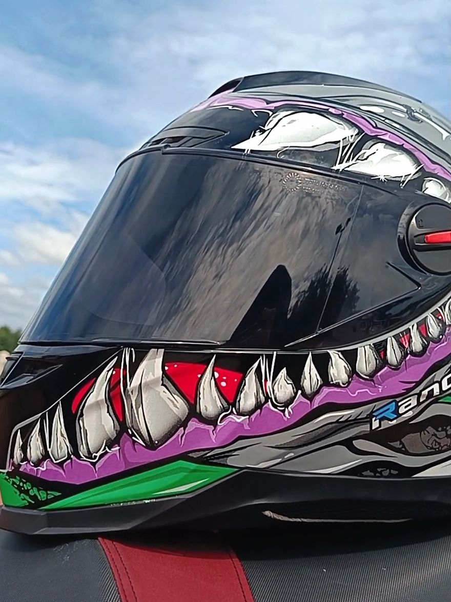 หมวกกันน็อคเต็มใบ RD ผมใช้งานมา 1 ปี แนะนำเลยครับ ใส่สบาย ถอดซักง่าย อีกอย่างนึงติดลบรูทูธได้ด้วยนะ ทรงเท่ ลายสวย มีลายให้เลือกมากมาย ราคาดีมาก สนใจกดสั่งซื้อที่ตระกร้าสีเหลืองได้เลยครับ😊🙏🏻 #หมวกกันน็อคเต็มใบ #RD 