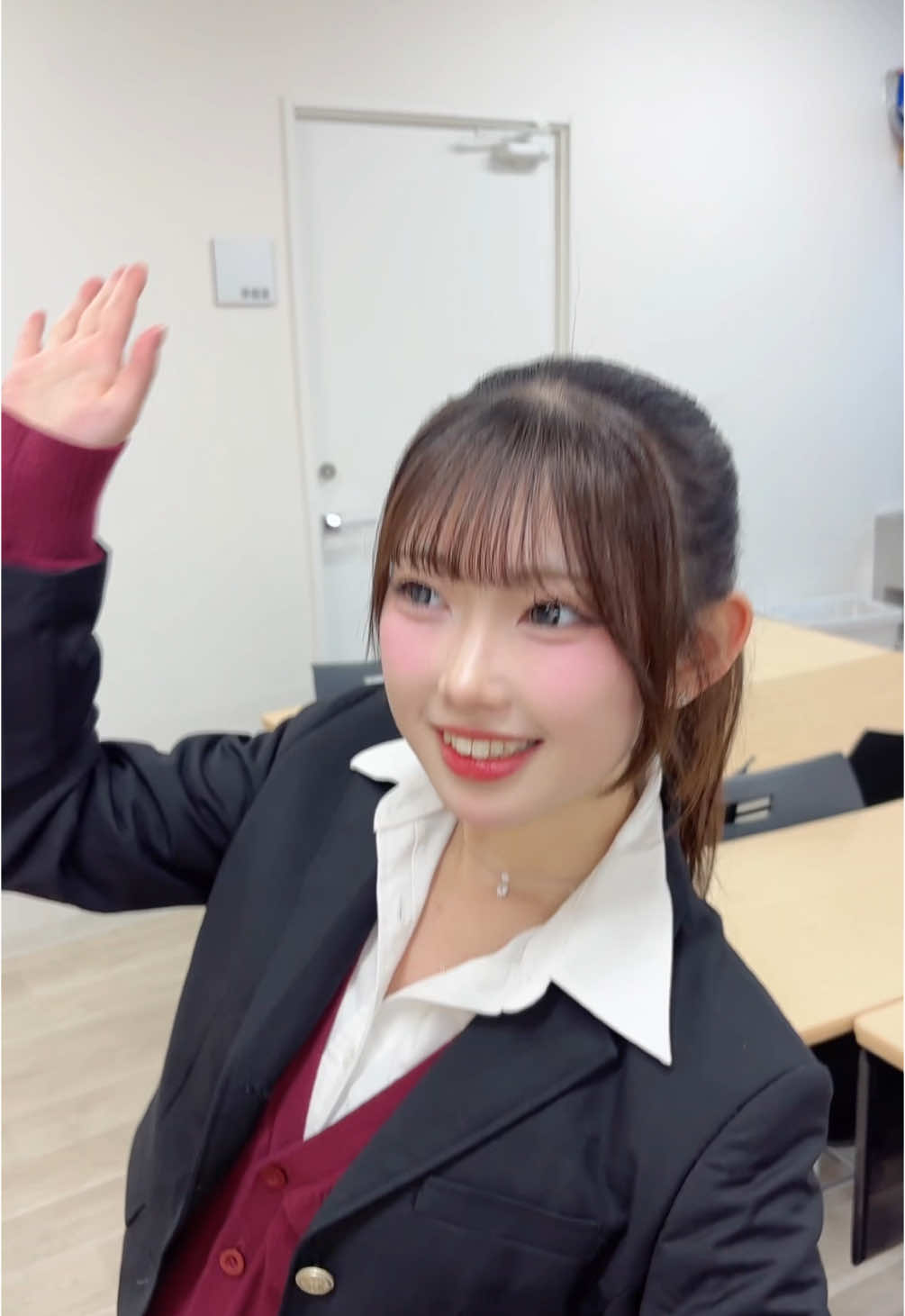 高校では鬼陰キャをぶちかましてるんやけど、今日高校の教室でいつものハイテンションでめるぷちの撮影してたら元担任の先生に何してるん？！って聞かれて気まずかった。 #sjk #08 #大阪jk #10万人目標 