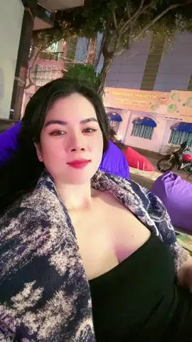 Các em ơi tới đây với các quý bà đi nào.