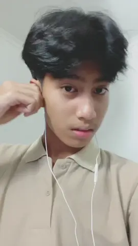 seluruh dunia harus tau aku beli earphone baru