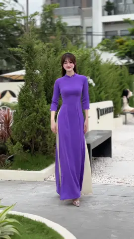 Thêm một mẫu áo dài màu tím nhưng đính thêm hai hột kim sa ở cổ nhìn thấy điểm nhấn liền ạ#xuhuong #aodaivietnam #aodai #trending #aodaidanang 