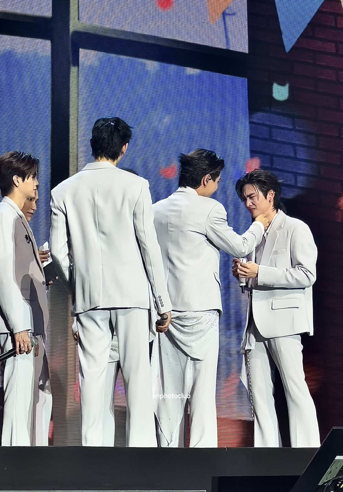 everyone please be kind to perthsanta 😭😭🧎🏻‍♀️🧎🏻‍♀️when i saw santa crying so hard till his shoulder trembles, i knew he had a really tough time living up to people expectations as p’perth new partner & always trying to proof himself worthy 🥺 i just wanna say you are very amazing already @Santa we are the same age but i feel like you have achieved wayyy more things than me at this age!!! i will always be rooting for you as a friend of the same age ~ i’m glad yall found each other 🖤🤍 take care of each other jaaa #Perfect10Liners #Perfect10LinersAfterParty #PerthSanta #PerthTanapon #Santapp 