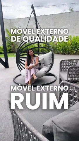 Qual a diferença entre um móvel externo qualquer e um de qualidade? Quem ai já viu moveis de área externa se estragarem rápido? Escuta esta explicação que mudou tudo: não é só a aparência, é a técnica de fabricação que faz a diferença! No vídeo eu mostro duas cadeiras com o mesmo tempo de uso, uma está intacta, a outra… nem tanto. 💡 Preste atenção nos detalhes: acabamento, firmeza, qualidade. A @classic.moveis me mostrou o que ninguém fala: Controle de qualidade começa na tecelagem! Se você tá pensando em comprar móveis externos, assiste até o fim. Essa dica pode te poupar muita dor de cabeça! 👉 Conta pra mim, você já passou por isso também?