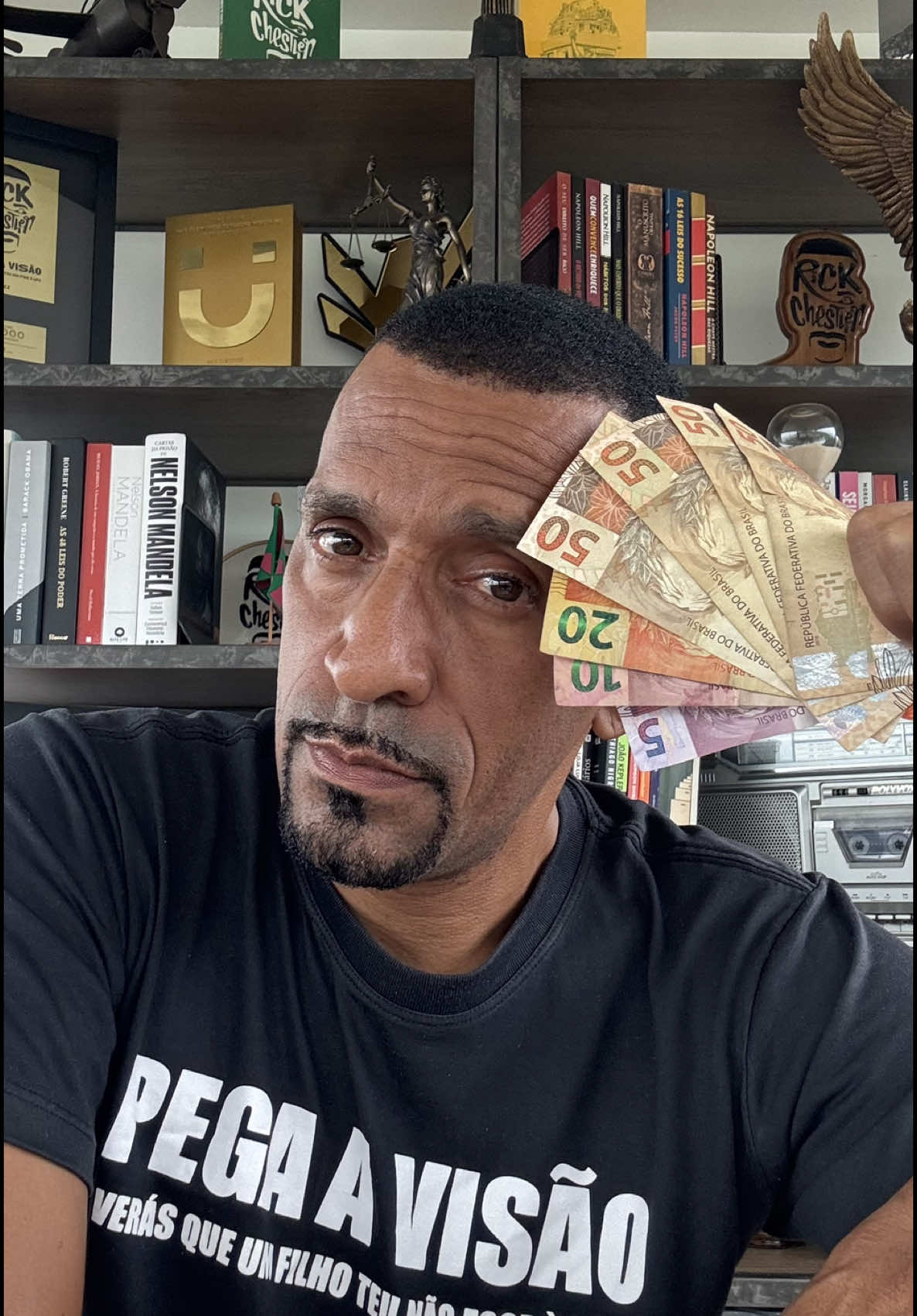 SEM EDUCAÇÃO FINANCEIRA, SEM CHANCES!! Este vídeo tem a intenção de lhe mostrar que nessa guerra, vence lobo que você mais alimentar. . . #deusnãodorme #josué14 #pegaavisão #afavelavenceu #escolhaoseudifícil #pegaavisão 